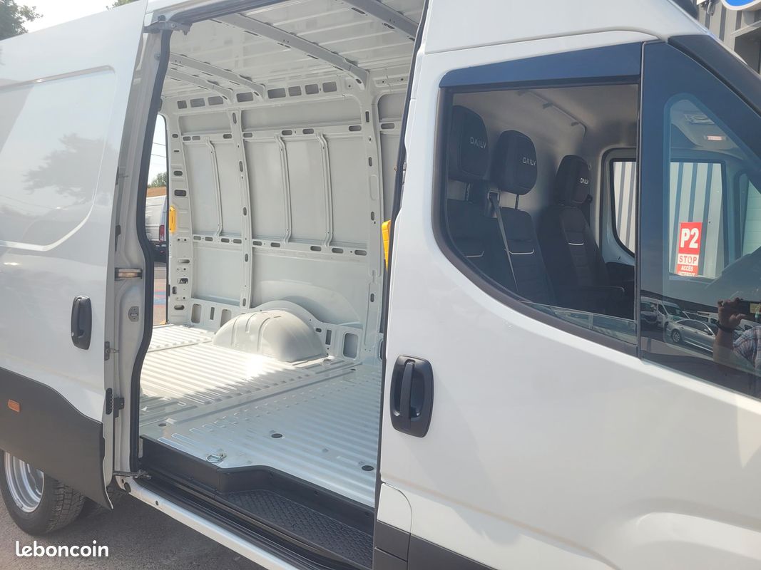 IVECO DAILY MY24 35C18 HA8 V12 FOURGON PACK COMFORT PLUS + PACK STYLE 03 PLACES comme NEUF avec ATTELAGE / MOTEUR 3 LITRES / CAMÉRA DE RECUL / SUSPENSION RENFORCÉE 07 LAMES ( Prix de Vente 48 990 HT ) (image 9)