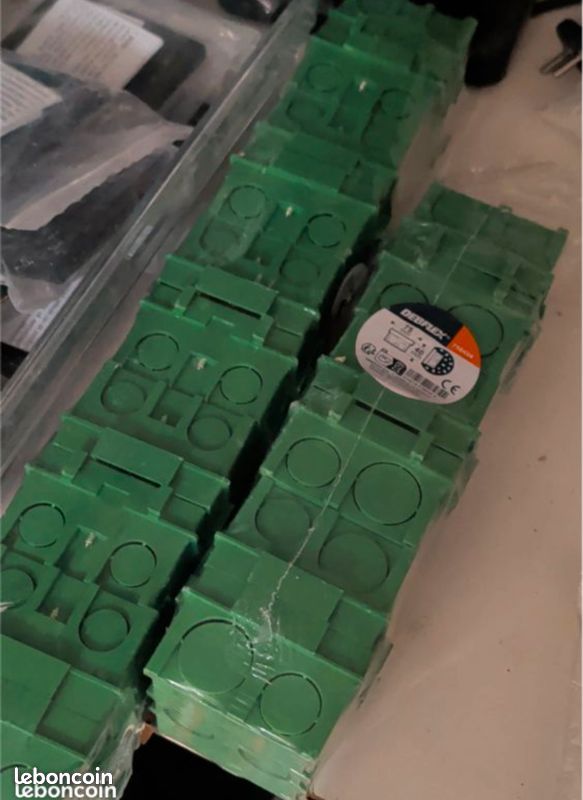 Lot de 12 boîtes d'encastrement de la marque DEBFLEX (image 1)