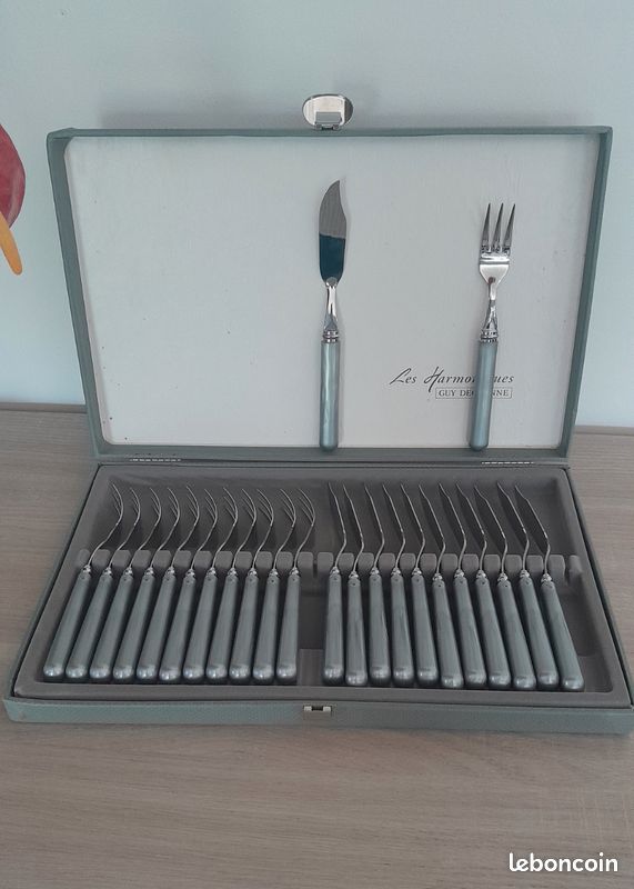 Coffret couverts à service QUARTZ rouge GUY DEGRENNE - Ambiance & Styles