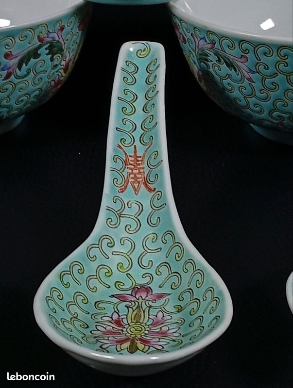 Set de coupelles en porcelaine avec cuillères et couvercles ; 3 petites coupelles dans un plateau & petite planche de service comme récipient à épices Set de coupelles en porcelaine avec cuillères et couvercles ; 3 petites coupelles dans un plateau & petite planche de service comme récipient à épices