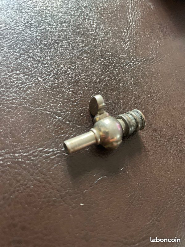 Petit robinet ancien (image 1)
