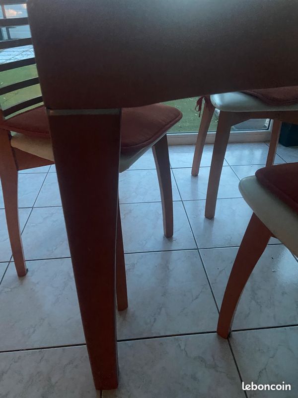 Ensemble 4 places : Table en bois/plateau en verre et 4 chaises associées (image 4)