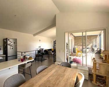 Maison avec terrasse et double garage proche centre