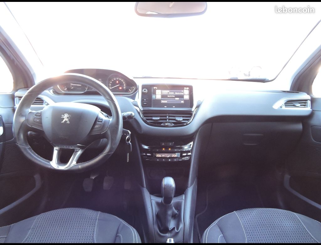 Peugeot 208 ALLURE PURETECH 82CH BVM5 (image 8)