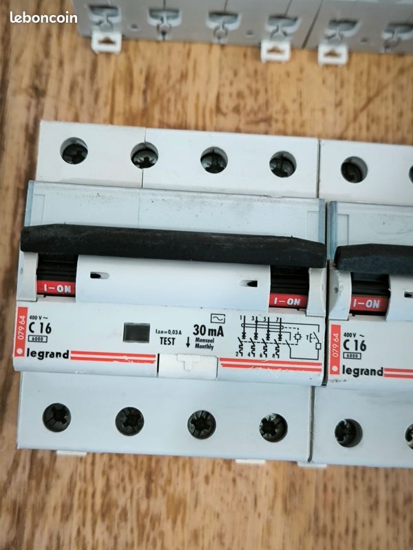 Legrand Bticino | 411552 | Disjoncteur différentiel 16A 2P 10mA 411552 | Interrupteur différentiel