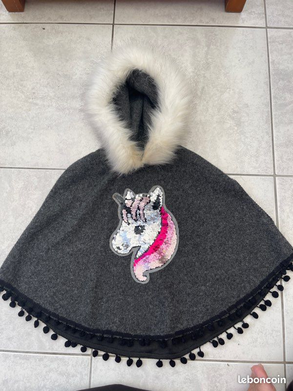Cape avec capuche fourrure 4 ans (image 1)