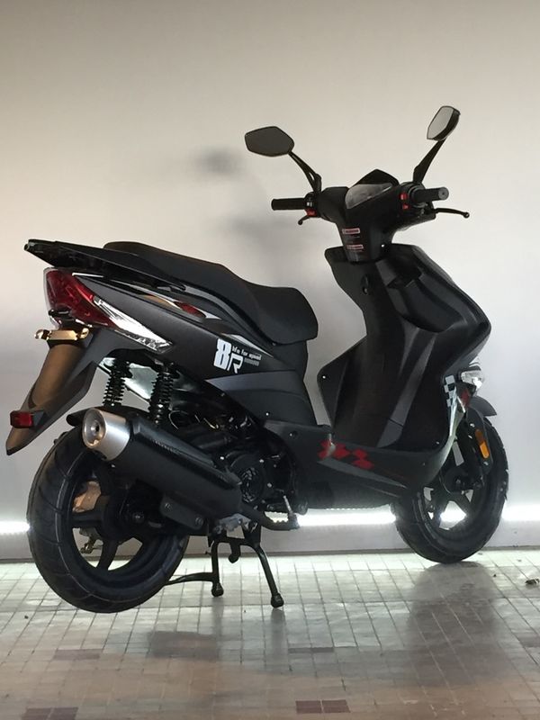 SCOOTER VARADES R8 - Varades Import