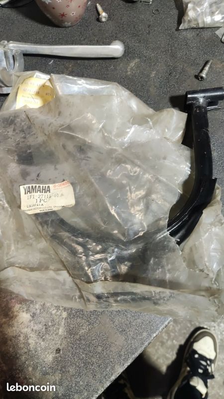 Yamaha Chappy Béquille neuve OEM dans son emballage Yamaha OEM (image 1)