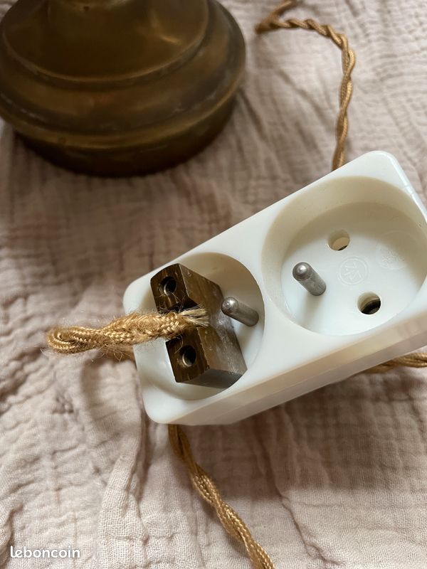 Ancienne lampe à pétrole en faïence et laiton électrifiée (image 5)