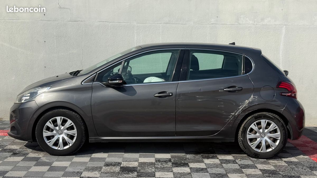 Peugeot 208 1.2 pure tech 82 allure 2018 (image 3)