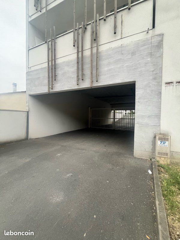 Place de parking - souterrain - sécurisée · à Cenon · 55 €