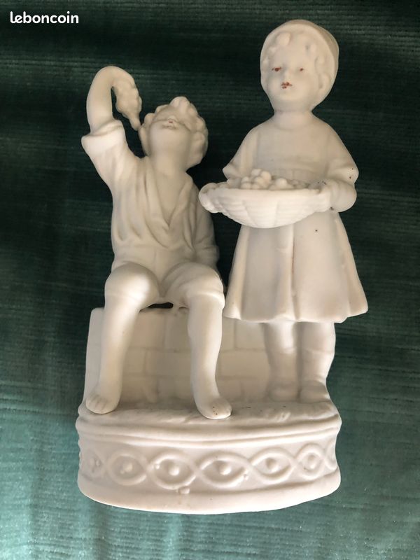 Biscuit couples d'enfants mangeant du raisin (image 1)