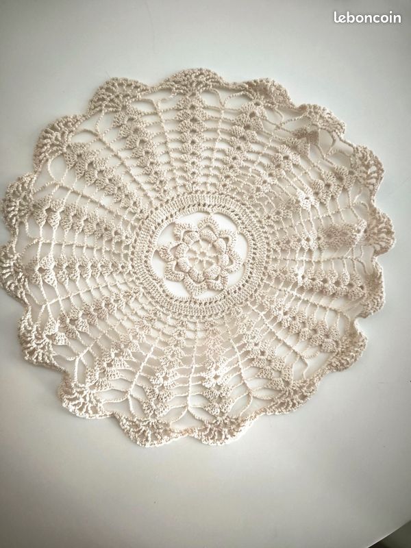 Napperon rond en crochet 32 cm / vintage (image 1)