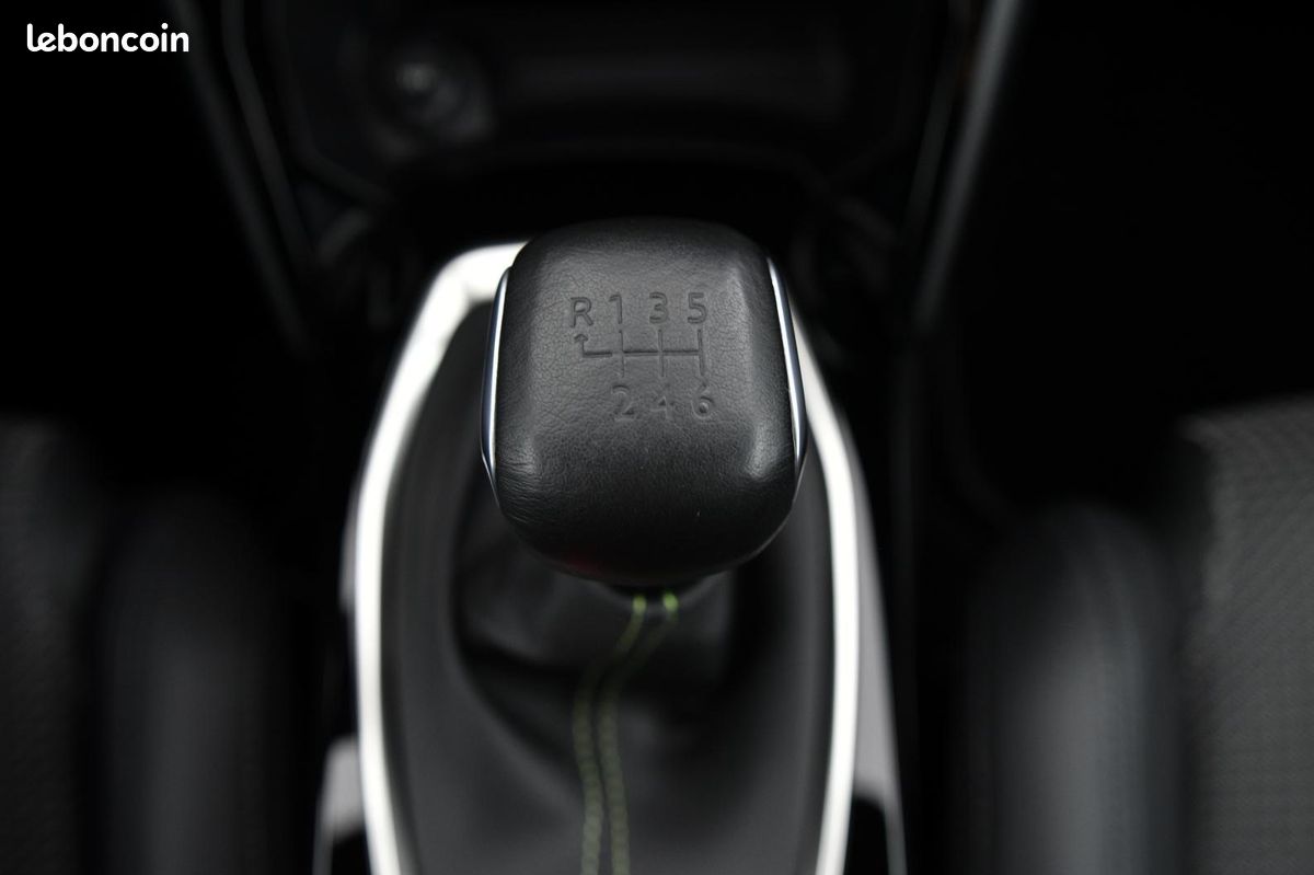 PEUGEOT 208 BlueHDi 100 S&S BVM6 GT (image 31)