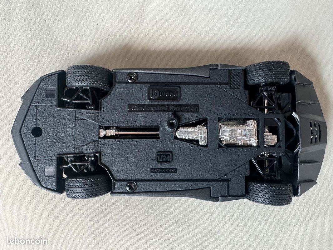Lamborghini Reventón Bburago à l’échelle 1/24 (image 10)