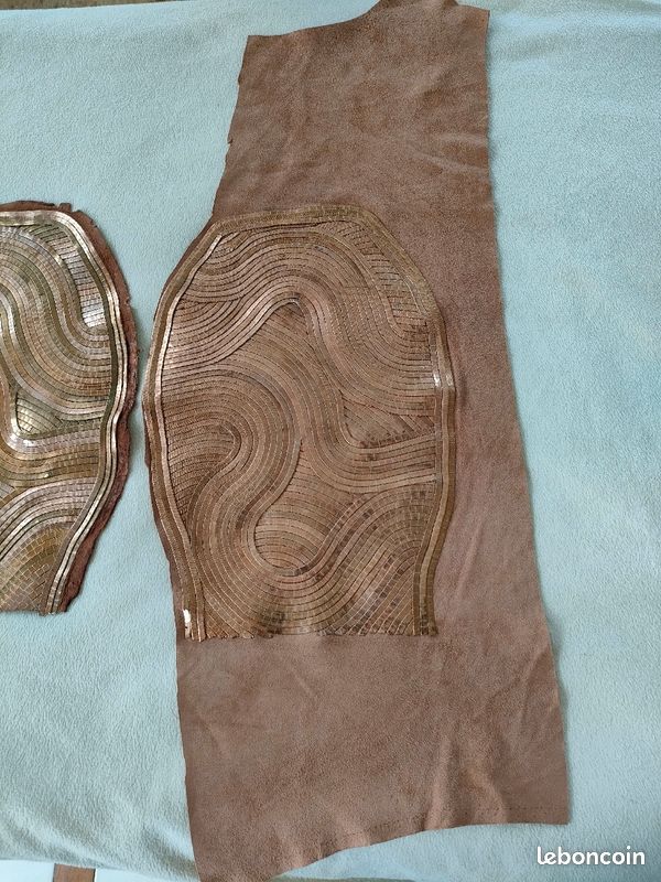 Deux morceaux de cuir brodés (image 4)
