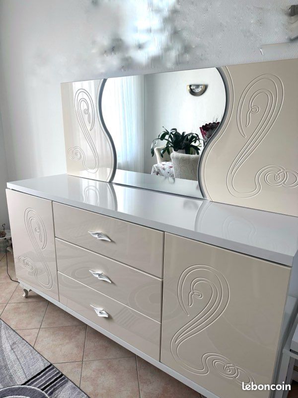Je vends une magnifique commode moderne couleur crème / beige laqué avec grand miroir assorti (image 1)