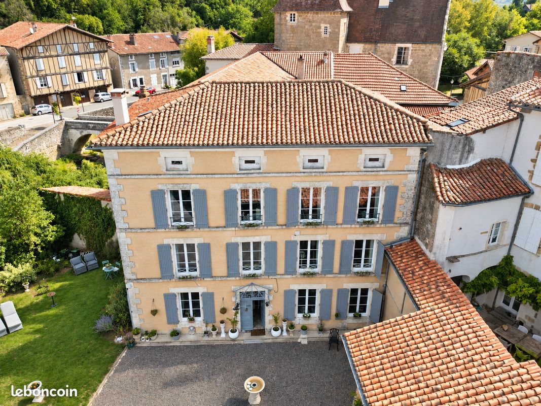 Maison 9 pièces 262 m² · à Confolens · 262 m² · 288 000 €