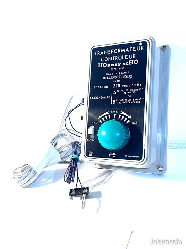 Hornby R7337 Transformateur 15 V 4 A (Royaume-Uni) + adaptateur d'alimentation 15 V – Accessoires Hornby pour rails et trains de calibre 00 – Compatible avec certains modèles de trains, noir