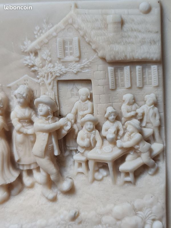 Tableau ancien, sculpture en bas-relief, représentant une scène pastorale de fête au village. Signé Becker 1899 (image 3)