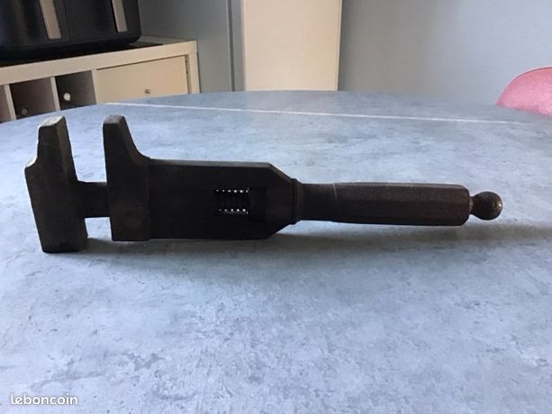 CLÉ À MOLETTE CHROMÉE GAINÉE 250 MM -10 MOB - Comptoir Africain
