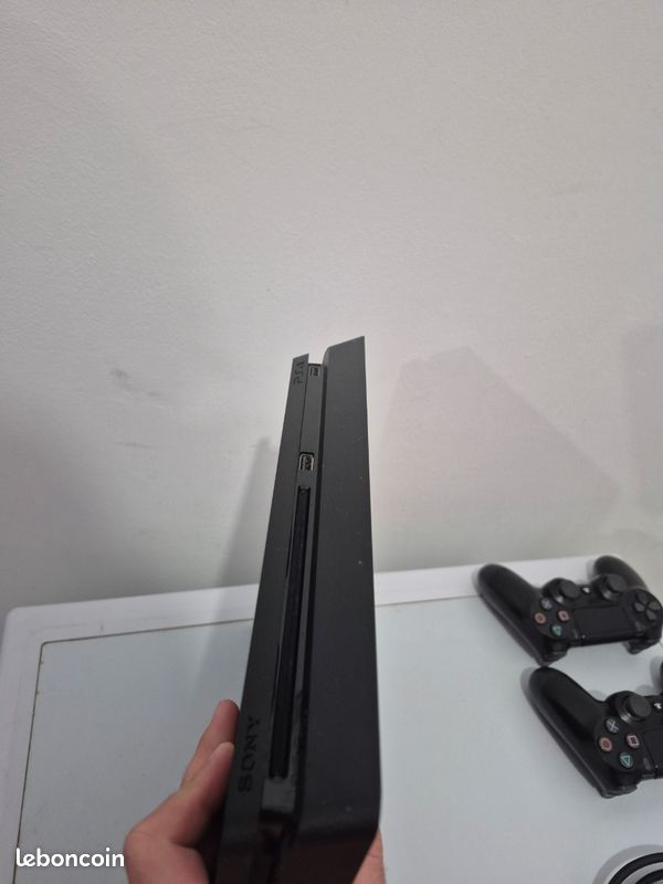 PS4 slim 1To + 2 manettes (image 4)