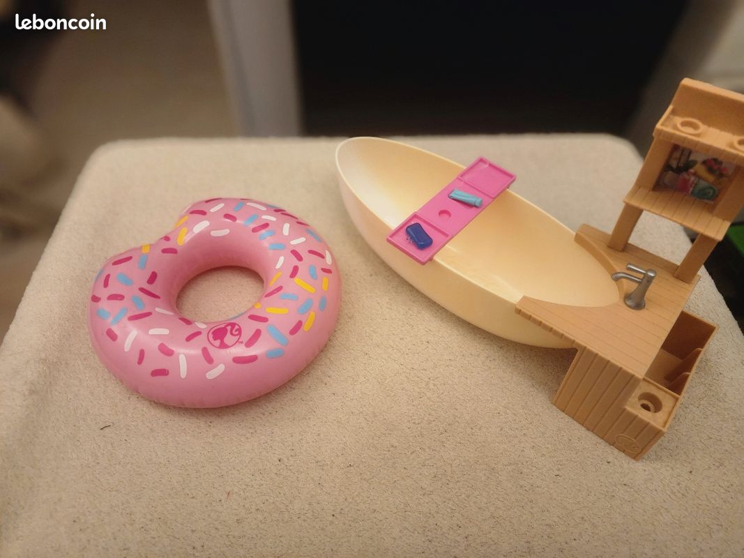 Accessoires Barbie - Baignoire salle de bain et bouée Donut (image 1)