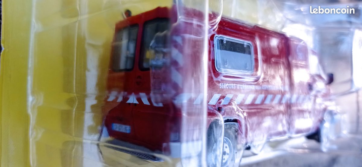 RENAULT MASTER T35 Picot - Camion Pompiers VSAB Véhicule de Secours aux Asphyxiés et Blessés du MORBIHAN – SDIS 56 - échelle 1/43 - Neuf en Boite d'origine non ouverte - Collection POMPIERS n° 17 (image 3)