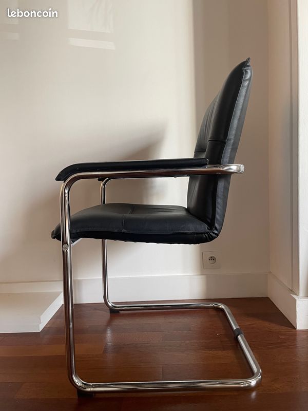 Fauteuil visiteur en cuir noir avec acier chromé (image 1)