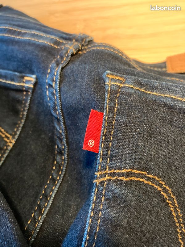 Jean Levi's coupe 724 taille Taille 25 longueur jambe 32