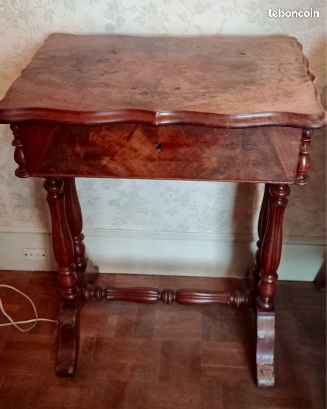 Table « travailleuse » (image 1)