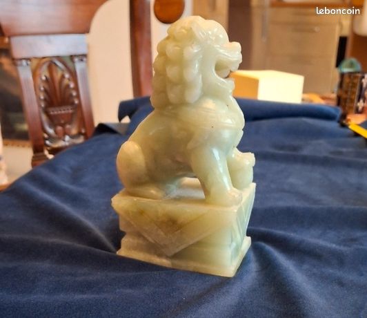 Vase Impérial Chinois En Jade Vert Sculpté à La Main Avec Couvercle Et Motif Lion - Décor Asiatique