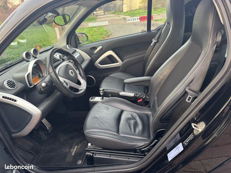 SMART FORTWO II COUPE BRABUS XCLUSIVE SOFTOUCH - 2011 - 39 965km - Toit pano - Cuir - GARANTIE 6 MOIS - Historique constructeur - État neuf - CT vierge - En stock et disponible immédiatement (image 4)