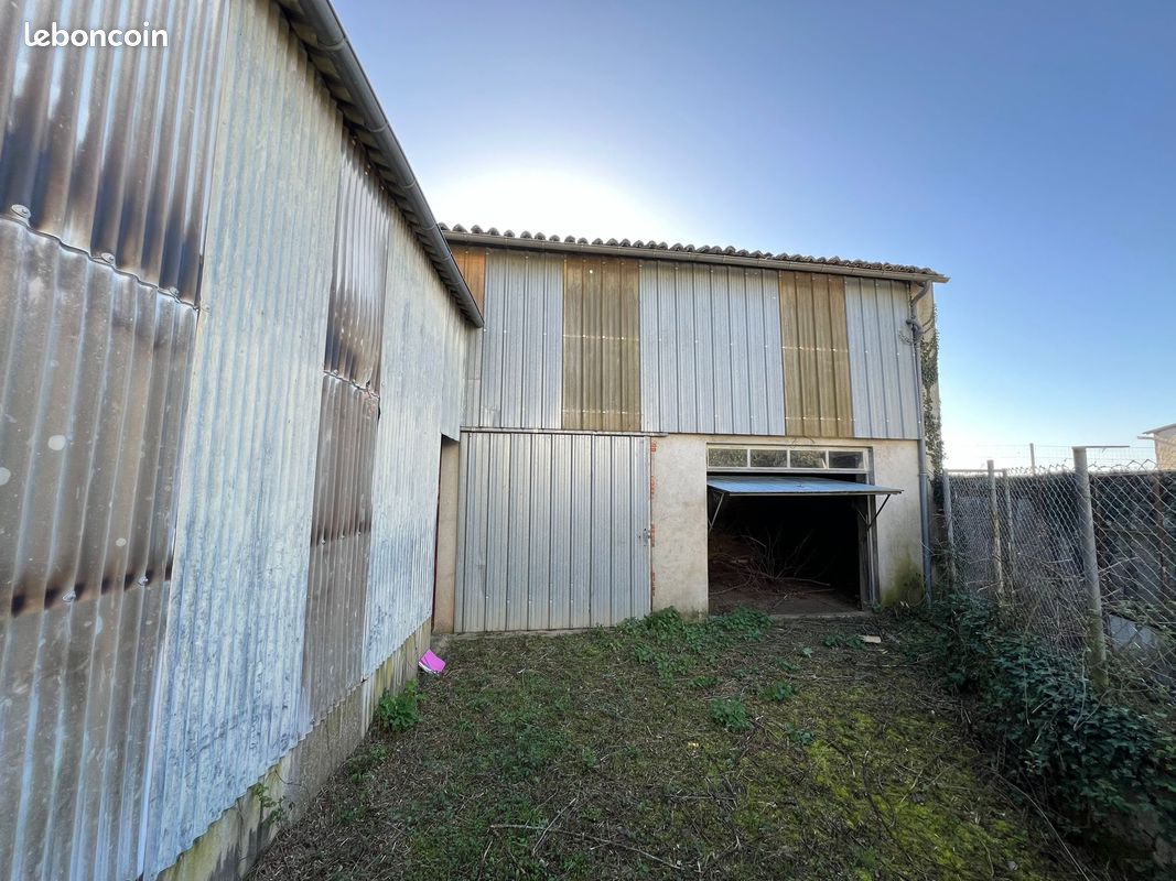 Garages, granges, terrain / CU OK · à Coulonges-Thouarsais · 12 000 €