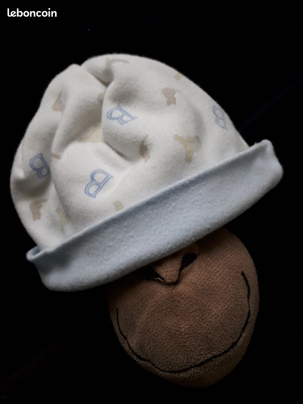 Bonnet de naissance bébé blanc avec des motifs bleus (image 1)