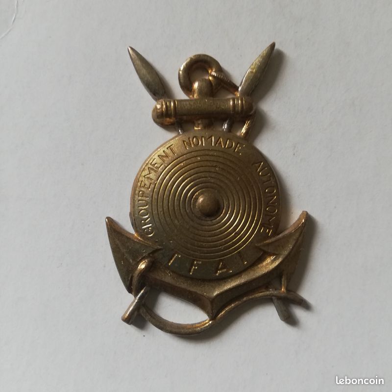 Insigne Groupement Nomade Autonome TFAI Djibouti – Poinçon A.B. Paris (Attaches Arrière Retirées) (image 1)