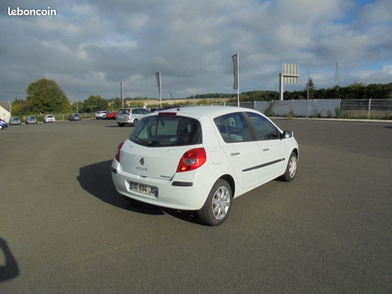 Renault CLIO III 1.5 DCI 85CH EXPRESSION 5P (image 8)