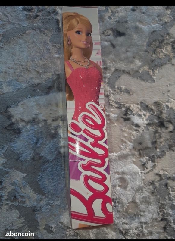 Coffret Jouet neuf barbie avec ses vĂȘtements et accessoires de mode đ đđâ„ïžemballage d'origine (image 3)