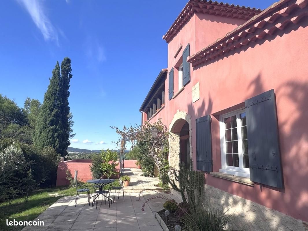 Villa 9 pièces 285 m² (image 1)
