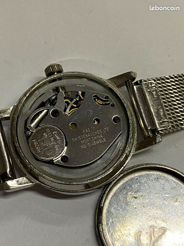 Montre Femme Vintage FMDCT390 - Cadran Argenté Avec Pierres - Boîtier 39mm - Fonctionne (pile Neuve) - Occasion