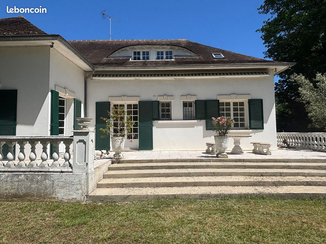 Maison 8 pièces 219 m² · à Le Vésinet · 219 m² · 4 400 €/mois