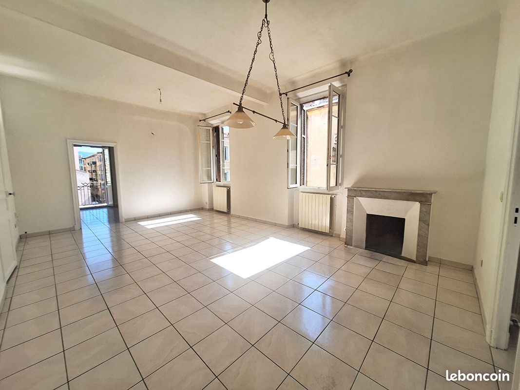 Appartement 3 pièces 75 m² · à Ajaccio · 75 m² · 990 €