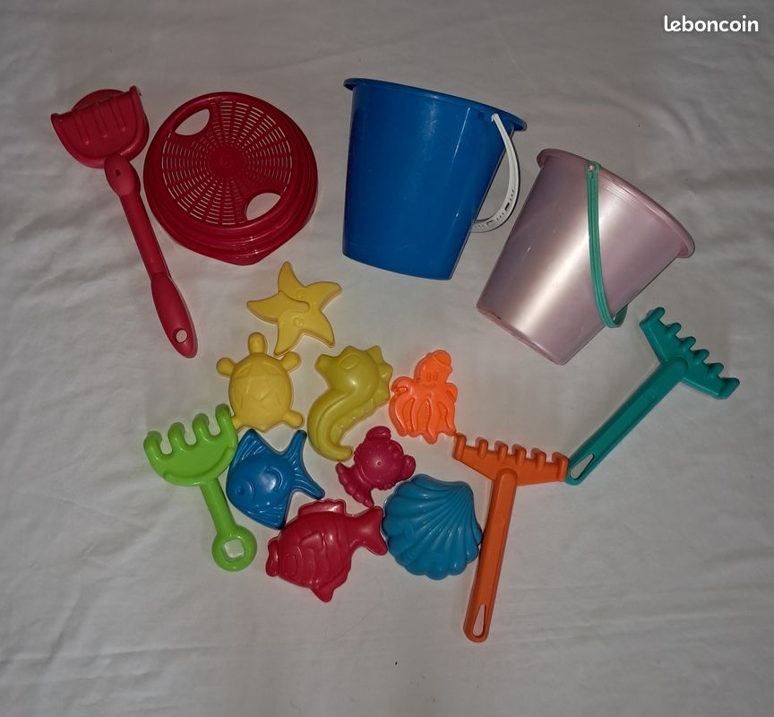 Vieux Jouet De Plage En Tôle Laquée – Tamis, Pelle Et Moule – Déco Vintage Sympa 23,5x28cm