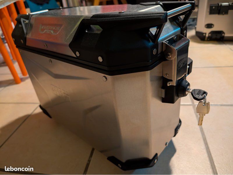 Valise aluminium Givi Trekker Outback EVO 37L — Côté gauche (image 1)