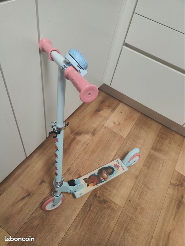 Trottinette vaiana en super état (image 1)