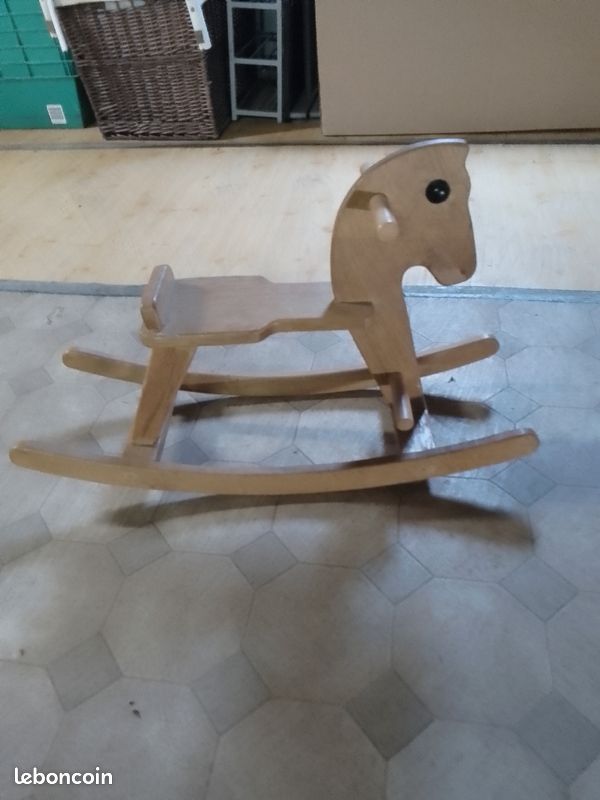 Cheval à bascule (image 1)