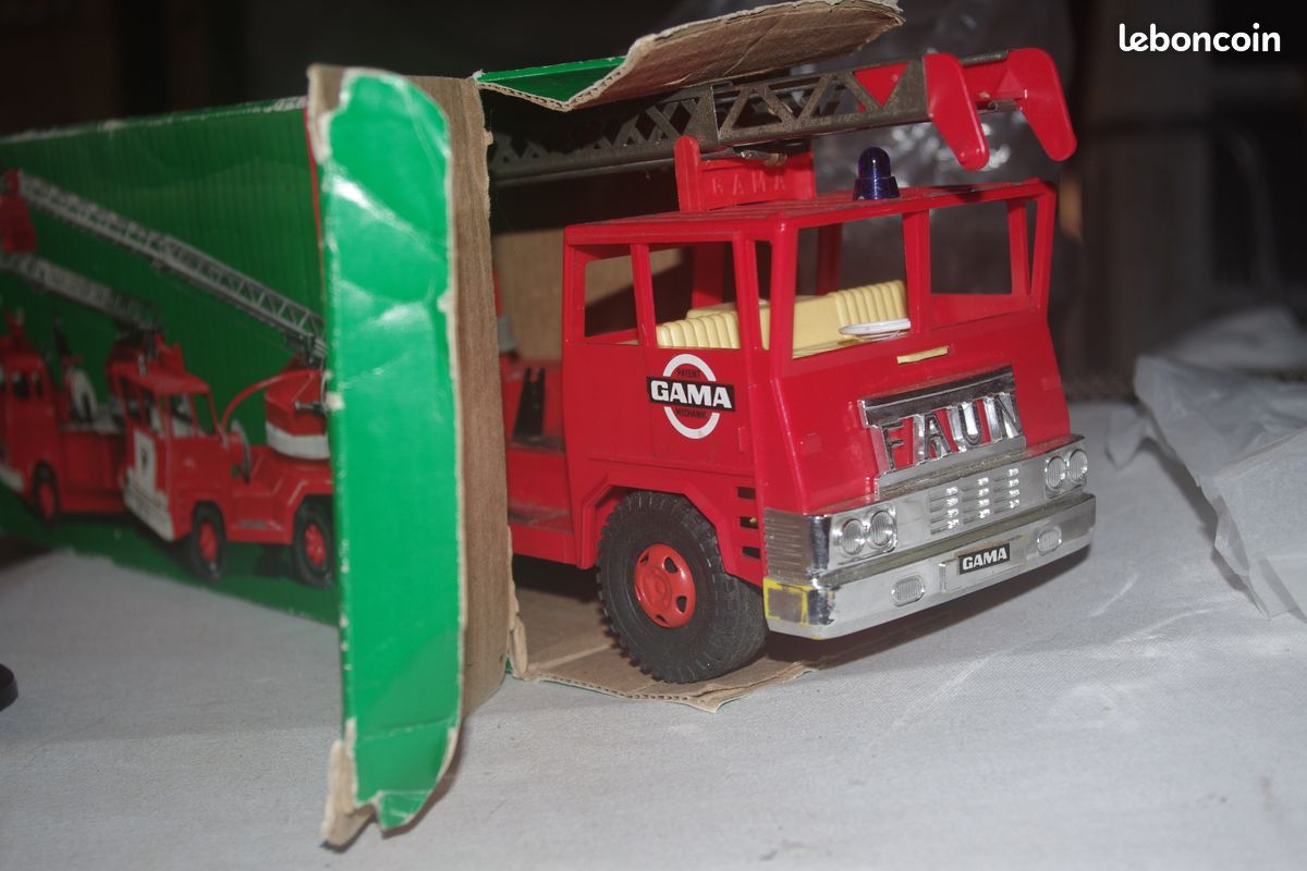 Camion de pompiers Mercedes GAMA vintage des années 1960
