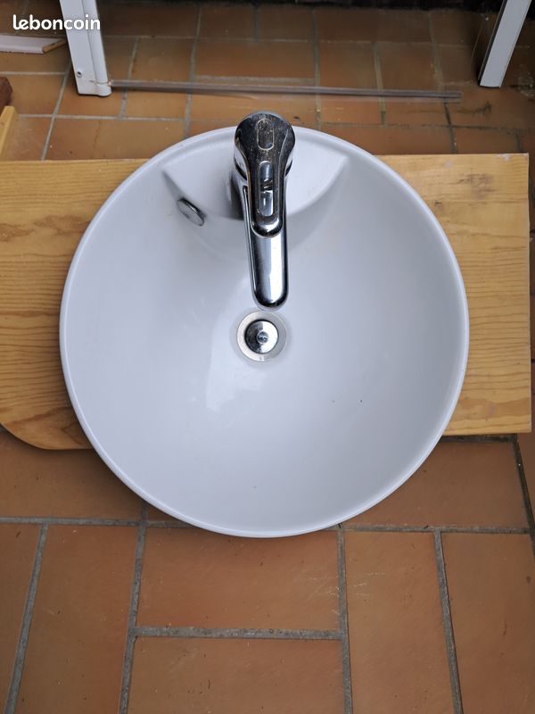 Lavabo à poser avec mitigeur (image 1)