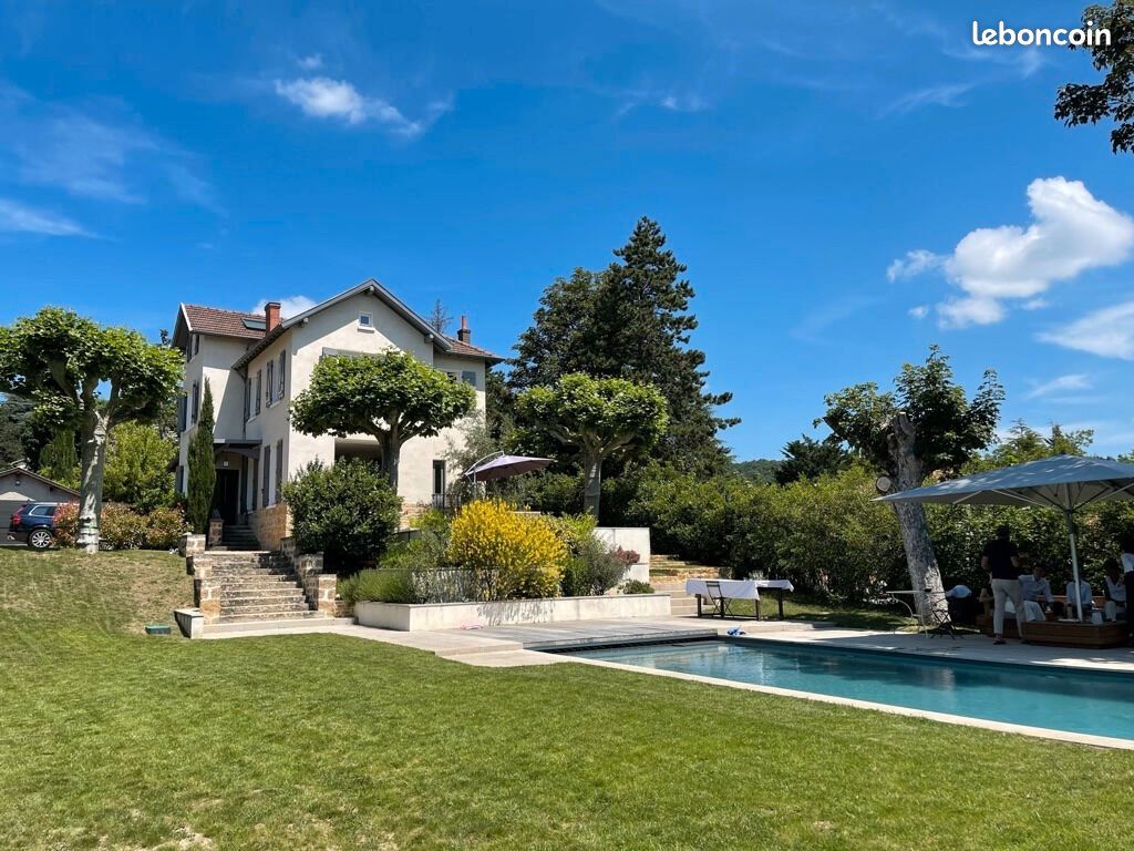 Maison 8 pièces 208 m² · à Saint-Didier-au-Mont-d'Or · 208 m² · 4 330 €/mois