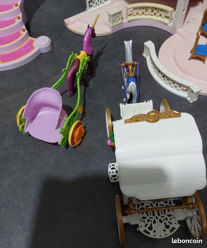Très grand château de princesse Playmobil 4250 avec son grand jardin et ses calèches, figurines, accessoires (image 6)